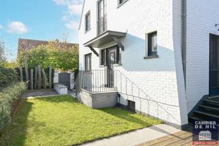 Exclusief te koop: Uiterst charmante koppelvilla gelegen in een zeer rustige omgeving aan het Albertstrand. <br /><br />Indeling: inkomhal met vestiaire en gastentoilet, aangename leefruimte aansluitend op de eetkamer en de ingerichte open keuken. <br />Op de 1ste verdieping zijn er 2 ruime slaapkamers en 2 douchekamers. <br />Op de 2de verdieping is er de zeer grote 3de kamer die eventueel opgesplitst kan worden in 2 kamers. <br />Kelder met technische ruimte, wasplaats en berging alsook een ondergrondse garage. <br />Bijkomende staanplaats voor de woning. <br />Aangename tuin met veel privacy en verschillende terrassen. <br /><br />EPC: 283 kWh/m² - UC: 2921371