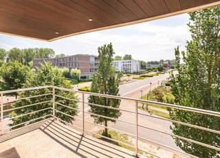 Appartement à TROIS FAÇADES avec TROIS chambres et un DOUBLE garage à vendre dans un quartier résidentiel de Koksijde.<br /><br />Ce bien unique bénéficie d'un emplacement idéal sur la Ter Duinenlaan. Grâce à la proximité des transports en commun, d'une aire de jeux et du cinéma, vous profiterez ici d'un confort optimal. De plus, le centre commercial et la mer se trouvent à moins d'un kilomètre, vous permettant ainsi d'avoir tout à portée de main.<br /><br />Cet appartement spacieux (114 m²) est agencé comme suit : hall d'entrée avec vestiaire intégré | toilettes séparées avec lavabo | 1re chambre/bureau | 2e chambre à part entière avec accès à une première petite terrasse | 3e chambre à part entière avec placards intégrés | GRAND, lumineux salon donnant sur une terrasse orientée sud-ouest | cuisine ouverte entièrement équipée avec débarras (prêt à accueillir une machine à laver) | salle de bains avec baignoire, douche et double lavabo encastré.<br /><br />L'appartement dispose d'une cave privée et d'un local à vélos commun au sous-sol. Il est également possible d'acquérir un garage DOUBLE (5,25 m de large) très facilement accessible.<br /><br />Vous recherchez un appartement spacieux avec une terrasse ensoleillée et un garage double ? N'hésitez pas à nous contacter pour une visite.