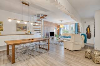 De inkomhal leidt u direct naar het hart van de woning: de sfeervolle leefruimte. Wanneer u doorwandelt naar de achterzijde van het huis, vindt u...