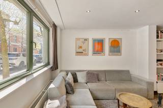 <p>Op een absolute topligging in de gegeerde Graaf van Egmontstraat, midden in het bruisende Zuid, bevindt zich dit gelijkvloers appartement van ca. 60 m². Hier woont u op wandelafstand van hippe restaurants, musea, winkels en openbaar vervoer.<br /><br />Het appartement beschikt over een aangename en lichtrijke leefruimte met aansluitend de keuken. Tussen de leefruimte en de keuken is bovendien een praktische bureauruimte voorzien, ideaal voor thuiswerk.<br />Achteraan het appartement bevindt zich de ruime slaapkamer, met aansluitend de badkamer voorzien van douche, lavabo en toilet. Verder is er een aparte wasplaats/berging aanwezig.<br /><br />Troeven:<br />Elektrische keuring conform<br />EPC C<br />Asbestveilig<br />Individuele nutsvoorzieningen<br />Vaste kosten (ca. €175/maand)<br />Dak- en gevelwerken zijn gepland én worden gefinancierd door de verkoper <br /><br />Bijzonderheden:<br />Het pand is stedenbouwkundig gekend als handelspand<br />Op het pand rust een stedenbouwkundige overtreding: de huidige keuken bevindt zich op de plaats waar oorspronkelijk een koer voorzien was.<br /><br />Dankzij de topligging op het Zuid en de doordachte indeling biedt dit appartement een uitstekende opportuniteit, zowel voor eigen bewoning als investering met aantrekkelijk verhuurpotentieel.</p>
