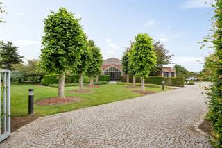 Deze klassevolle villa is gelegen in een oase van groen, doch centraal op een verbindingsweg tussen Lier en Mechelen en nabij de oprit E19. De woning...