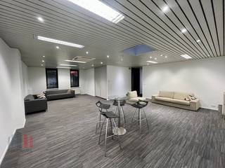 <strong>Office space</strong> of 800 m² and <strong>storage space</strong> of 140 m² available for rent.<br />Ideally located with excellent accessibility via the <strong>E40 and N2</strong>, with fast connections to Leuven, Brussels, and the rest of Belgium, as well as the Netherlands and Germany. The location offers a professional and quiet working environment, ideal for companies looking for both accessibility and visibility.<br /><br /><strong>The warehouse</strong> has a <strong>6-meter ceiling height</strong>, a <strong>sectional door (4 x 4.50 m)</strong>, an industrial floor, heating, and a skylight for sufficient daylight.<br /><br /><strong>The offices</strong> are equipped with high-quality facilities, including a fully equipped kitchen, sanitary facilities, separate meeting rooms for important discussions, a cinema room for presentations or corporate events, and a <strong>call booth </strong>for private conversations or phone calls in peace and quiet. The rooms are equipped with heating and air conditioning, ensuring an optimal working climate throughout the year. If desired, the offices can be delivered furnished.<strong> Available immediately! </strong><br /><br />Contact <strong>PANORAMA B2B</strong> for additional information, plans, or a no-obligation site visit at <strong>016 650 500. </strong>