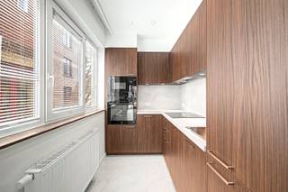 Ideally located in the heart of Brussels, within walking distance of Place du Sablon and BOZAR, this elegant unfurnished apartment with two terraces is situated on the fourth floor and offers approximately 69 m² of living space (EPC). It combines contemporary design, abundant natural light, and an exceptional location.<br /><br />The apartment features an entrance hall with a guest toilet, a bright living and dining area opening onto a spacious terrace, a fully equipped kitchen, a night hall, a comfortable bedroom, and a bathroom.<br /><br />An optional parking space is available for rent. The building also benefits from a communal bicycle storage area.<br /><br />EPC: E+<br /><br />Monthly provision for common charges: €120.<br />Monthly water provision: €40.<br /><br />The Sablon district is renowned for its unique blend of historic charm and vibrant city life. Antique shops, art galleries, renowned restaurants, inviting terraces, and artisan chocolatiers create an elegant and lively atmosphere. The property also enjoys excellent access to public transport, shops, and a wide range of cultural attractions.