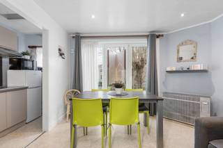 <h2><strong>De Panne: 1-slaapkamerappartement op enkele meters van zee</strong></h2>
<p>Op zoek naar een <strong> appartement aan zee</strong>? Dit <strong>gemoderniseerde 1-slaapkamerappartement</strong> is ideaal gelegen op slechts <strong>enkele meters van het strand</strong> in De Panne. Het appartement bevindt zich in de <strong>kleinschalige residentie “Les Trèfles”</strong>, gelegen aan de <strong>Nieuwpoortlaan 81</strong>, en combineert comfort, een uitstekende ligging en <strong>zeer lage vaste kosten</strong>.<br /> </p>
<h3><strong>Indeling</strong></h3>
<p>Inkomhal, afzonderlijk toilet, ruime slaapkamer, badkamer, lichtrijke woonkamer en open, praktisch ingerichte keuken<br /> </p>
<h3><strong>Troeven</strong></h3>
<ul><li>
<p>Slechts <strong>enkele meters van zee en strand</strong></p>
</li><li>
<p>Reeds <strong>gemoderniseerd</strong></p>
</li><li>Ideaal als <strong>tweede verblijf, vaste woonst of investering</strong></li></ul>
<p><br /><strong>Interesse? </strong>Contacteer ons vandaag nog voor een bezoek en laat u overtuigen door dit uitzonderlijke appartement aan zee.</p>