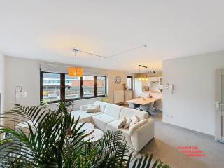 Dit vernieuwde appartement in Sint-Kruis combineert modern comfort met een uitstekende ligging. Het appartement beschikt over twee ruime...