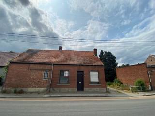 Af te breken of te renoveren woning op een mooi perceel bouwgrond.Gelegen in de nabijheid van openbaar, scholen en een vlotte verbinding naar de...