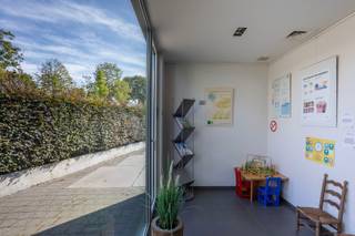 Deze professionele en moderne praktijkruimte is gelegen langs een belangrijke verbindingsweg tussen Tielt en Meulebeke. Het pand is instapklaar en beschikt over alle noodzakelijke faciliteiten voor het efficiënt runnen van uw onderneming! <br /><br />Bovendien beschikt de praktijk over voldoende parkeermogelijkheden voor zowel uzelf, uw medewerkers als uw klanten, wat bijdraagt aan het gebruiksgemak en klantvriendelijkheid van de praktijk.<br /><br />Indeling van het pand: <br />Toegankelijke inkom, onthaalruimte, kitchenette, toilet, meerdere consultatieruimtes en kabinetten.<br /><br />Het pand is onmiddellijk beschikbaar!<br />Oppervlakte van de praktijk is 129 m².<br /><br />Troeven:<br />- Meteen beschikbaar zodat u zonder vertraging kunt starten;<br />- Moderne ruimtes die voldoen aan de eisen van een professionele praktijk;<br />- Zéér goed bereikbaar;<br />- Ruime parkeergelegenheid, wat de toegankelijkheid vergemakkelijkt.<br /><br />Bent u op zoek naar een goed uitgeruste praktijk, zonder zorgen over aanpassingen of werken?<br />Dan is dit pand wellicht de ideale keuze voor u!