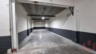 KMO-units te huur op een gerenoveerde site in Hasselt. Elke unit beschikt over een sectionaal poort en heeft een vrije hoogte van ca. 7m. Zeer goede ligging, vlakbij het centrum en de Ring van Hasselt.<br /><br />Kenmerken magazijn:<br /><br /><span>- Vrije hoogte 7m</span><br /><span>- Lichtstraten voor natuurlijk licht</span><br /><span>- Gemeenschappelijke toiletten</span><br /><span>- Laadpalen van Blitz Power</span><br /><span>- Zowel voor ondernemers als particulieren</span><br /><span>- Zowel te koop als te huur.</span><br /><span>- Verschillende formaten beschikbaar</span><br /><span>- Gemeenschappelijke poort</span><br /><span>- Sectionale poort en elektriciteitsvoorziening.</span>