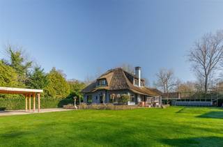 Charmante villa met zonnige tuin in Hof ter Linden OMGEVINGIn een van de meest gegeerde wijken van Schilde, vlakbij de St.-Ludgardisschool ligt deze...