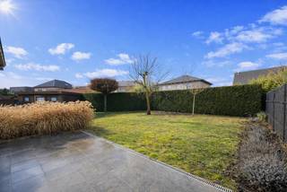 Op zoek naar een energiezuinige woning waar u meteen kunt intrekken? Deze verzorgde halfopen bebouwing uit 2012 is volledig instapklaar en gelegen...