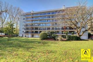 Ideaal in het rustige Rubenspark aan het Fort 5 gelegen appartement met ruim terras met prachtig uitgestrekt zicht op groen!De ramen werden recent...