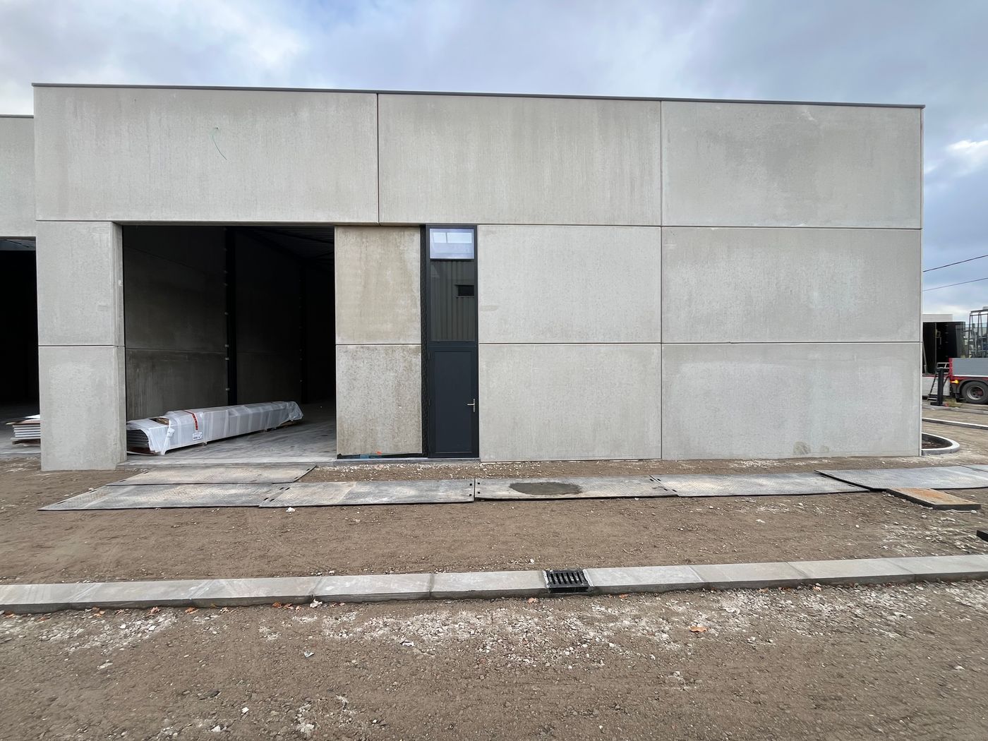 267 m² nieuwbouw KMO-unit nabij de E40 in Wetteren te koop - foto 1