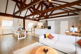 MAIL NAAR CHADIA@WIJSVASTGOED.BE VOOR EEN BEZOEKAANVRAAG - TELEFONISCH WORDEN ER GEEN BEZOEKEN INGEPLAND !<br />Dit volledig gerenoveerd dakappartement is echt een pareltje in hartje Evergem, met 162 m², 2 ruime slaapkamers, 2 badkamers en 2 toiletten is er absoluut geen gebrek aan ruimte ! <br />Het pand beschikt over een zeer moderne open keuken met alle toestellen en zeer mooie afgewerkte badkamers. De leefruimte is zeer gezellig door de nok die zorgt voor extra karakter ! Aansluitend aan de leefruimte is er een goed georiënteerd zonneterras en achteraan het gebouw heeft u een privatieve staanplaats ! <br /><br />Indeling: zeer ruime leefruimte met open keuken, slaapkamer 1 en aansluitende badkamer (douche + wastafel) + apart toilet, slaapkamer 2, berging, apaart toilet en badkamer 2 met bad en voorziening wasmachine.<br /><br />Er zijn GEEN gemeenschappelijke kosten ! <br />U wenst geen klein nieuwbouwappartement maar een volledig, ruim en gezellig appartement met aparte staanplaats en IN het centrum van Evergem? Mail naar chadia@wijsvastgoed.be !