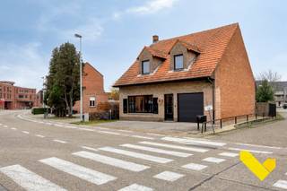 Deze vrijstaande woning gelegen in het centrum van Dessel omvat volgende troeven wat het zeker de moeite waard maakt om deze woning te...