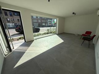 Op zoek naar een commerciële ruimte met een sterke visibiliteit en een vlot bereikbare ligging in St-Andries? Dit handelsgelijkvloers bevindt zich langs een belangrijke commerciële invalsweg en biedt dankzij de ligging en de eigen inkom een uitstekende basis voor een zelfstandige activiteit.<br />De handelsruimte is praktisch ingericht en beschikt over een eigen inkomdeur, bergruimte en toilet. Met zijn oppervlakte is de ruimte geschikt voor verschillende doeleinden, zoals een kantoor, vrij beroep, winkel of andere commerciële activiteit.<br />De ligging is een belangrijke troef: in de nabije omgeving bevinden zich winkels, scholen, openbaar vervoer en belangrijke invalswegen. Ook het centrum van Brugge is vlot bereikbaar.<br />Aan de achterzijde van het gebouw bevinden zich 20 staanplaatsen. Elk appartement dient een staanplaats aan te kopen.<br />Tevens is er ook een fietsenstalling achteraan het gebouw. Daarnaast kan er ook een kelderberging aangekocht worden.<br />Het gebouw wordt energiezuinig gerealiseerd met onder meer zonnepanelen, warmtepomp, vloerverwarming, superisolerende beglazing en ventilatiesysteem. <br /><br />Prijs handelsgelijkvloers: €200.000 excl. kosten<br />Staanplaats: €20.000 excl. kosten<br />Kelderberging: €5.000 excl. kosten<br />Verkoop onder btw-stelsel<br />Mogelijkheid tot 6% btw indien aan de voorwaarden wordt voldaan.<br /><br />Een commerciële ruimte met uitstekende visibiliteit en een super bereikbaarheid in St-Andries.<br /><br /><br /><br /> 