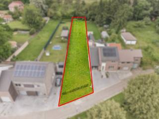 In het hart van Haspengauw, tussen de gehuchten Groot-Gelmen / Mettekoven / Klein-Gelmen / Veulen, aan de rand van natuurreservaat De Knoppel ligt deze prachtige bouwgrond.<br />Het perceel is zeer rustig gelegen in een doodlopende straat doch vlot bereikbaar via de N3. Het centrum van Heers is gelegen op +/- 3km. <br />Als u opzoek bent naar een mooi perceel voor half open bebouwing waar u van alle rust kan genieten; dit is uw kans! <br /><br />Interesse? 011/873307 of info@puur-groep.be