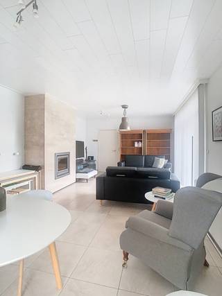 Huis met 2 SLPK, Tuin én Garage, nabij de duinen!In een rustige en aangename woonwijk, op wandelafstand van de duinen, bevindt zich deze verzorgde...