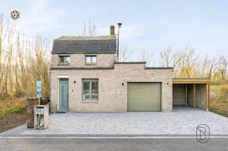 Maison située au calme avec prairie et garage.<br />DISPOSITION : hall d’entrée, séjour , salle à manger, cuisine, salle de douche à rénover, agréable véranda avec vue sur le jardin, garage pratique et prairie attenante.<br />À l’étage : 2 chambres spacieuses.<br />ATOUTS : nouveaux châssis en double vitrage, chauffage central au mazout, poêle à pellets, situation extrêmement calme au bout d'un chemin sans issue, terrain de + de 30 ares!<br />Quelques travaux sont à prévoir pour finir la maison. <br />Visite sur rendez-vous avec IMMO BEGUIN : emmy@immobeguin.be