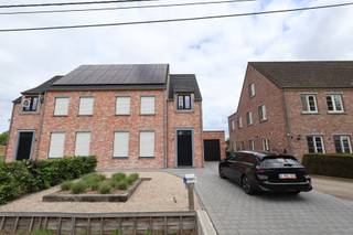 INDELINGGELIJKVLOERSInkomhal met trap naar de verdieping, berging met aansluiting van de nutsvoorzieningen, douchekamer met douchecel en...