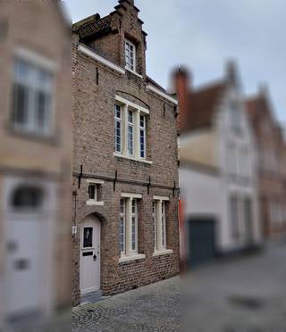 <p>Ben je op zoek naar een uitzonderlijk ruime woning in het hart van Brugge waar elk gezinslid z'n eigen plekje heeft? Deze charmante stadswoning ligt op een absolute toplocatie in het begeerde Onze-Lieve-Vrouwekwartier.<br />Met een royale bewoonbare oppervlakte van maar liefst 208 m², 6 volwaardige slaapkamers, een grote groene tuin én een aanpalende garage is dit de perfecte match voor grote gezinnen, nieuw samengestelde gezinnen of wie op zoek is naar ruimte om wonen en thuiswerken te combineren.<br />De belangrijkste troeven van de woning: 6 volwaardige slaapkamers: Ruimte in overvloed! Iedereen geniet van een eigen plek. Ideaal voor grote of samengestelde gezinnen, of als combinatie met een thuiskantoor, dressing of hobbyruimte.<br />Energiezuinig en toekomstgericht (EPC-score C): Dankzij de gunstige EPC-score C voldoet de woning aan de huidige energienormen en geldt er geen renovatieverplichting.<br />Recente keuken: Modern, ruim en met een prachtig zicht op het terras en de tuin.<br />Recente badkamer: Voorzien van alle hedendaagse comfort.<br />Grote leefruimte: Een lichtrijke en gezellige woonkamer met direct zicht én toegang tot de tuin.<br />Grote, groene stadstuin: Een zeldzame luxe in de Brugse binnenstad! Een heerlijke, rustige buitenruimte waar kinderen veilig spelen en je in alle privacy van het groen geniet.<br />Aanpalende garage: Nooit meer zoeken naar een parkeerplek in het centrum. Je beschikt over een eigen private garage direct aan de woning voor een wagen, fietsen en extra opbergruimte.</p><p>Toplocatie: Onze-Lieve-Vrouwekwartier ("Gouden Driehoek")<br />De ligging brengt het beste van twee werelden: de rust en charme van een van de mooiste buurten van Brugge, gecombineerd met alle voorzieningen op wandelafstand: Diverse basisscholen en secundaire scholen (zoals de Frères en Sint-Andreas) bevinden zich op slechts enkele minuten wandelen. Winkels en boodschappen: Ambachtelijke bakkers, slagers en lokale kwaliteitswinkels liggen om de hoek. Station Brugge: Slechts 5 minuten fietsen.</p>