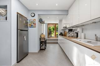 Cette maison mitoyenne rénovée avec goût combine une ambiance chaleureuse avec le confort moderne et crée immédiatement une véritable sensation de chez-soi. Située le long de la chaussée d'Alsemberg à Buizingen, la maison bénéficie d'un emplacement favorable avec des connexions faciles vers les magasins, les transports en commun et les routes d'accès.<br /><br />Au rez-de-chaussée, on trouve le salon agréable, une cuisine entièrement équipée récemment rénovée et une salle de bains moderne aménagée derrière la cuisine. La maison dégage une atmosphère chaleureuse et a été finie avec confort et ambiance à l'esprit.<br /><br />Au premier étage, il y a deux grandes chambres. Le grenier aménagé offre de la place pour une troisième chambre, idéale comme chambre principale, chambre d'enfant ou espace de loisirs.<br /><br />De plus, la maison dispose d'une cave pratique, idéale pour un espace de rangement supplémentaire et pour stocker des provisions.<br /><br />À l'arrière, il y a un charmant petit jardin de ville où l'on peut profiter de moments ensoleillés et de soirées agréables en toute tranquillité.<br /><br />La maison a actuellement une étiquette énergétique E. Cependant, grâce à l'installation d'une isolation de toit, cela peut être amélioré à un coût relativement faible pour obtenir une étiquette C plus favorable.<br /><br />Une maison prête à emménager avec du caractère, du confort et un emplacement excellent, idéale pour ceux qui cherchent une maison confortable à Buizingen.<br /><br />Les visites sont possibles lors de la journée de visite le 27 juin. L'inscription est possible via www.polares.eu. Les plans sont disponibles sur notre site web.