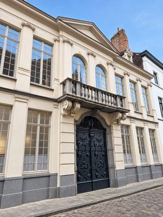 TE HUUR - GENT. Een stijlvol kantoor met 50 m² bureelruimte op een centrale en vlot bereikbare locatie. De ruimte wordt gekenmerkt door hoge plafonds en een overvloed aan natuurlijk licht, wat zorgt voor een aangename en inspirerende werkomgeving. Daarnaast beschikt het kantoor over een kitchenette, een afzonderlijk toilet en toegang tot een gemeenschappelijke binnentuin, een rustige plek om even te ontspannen tijdens de werkdag. Een ideale combinatie van comfort, licht en topligging voor wie professioneel wil werken in het centrum van de stad.<br /><br />Huurprijs: 975 EUR/maand + algemene kost 125 EUR/maand.<br />EPC: Label C nr: 0003770549-RES-1
