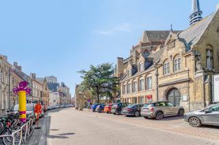 ong&gt;Handelspand met woonst te koop in centrum Veurne <br /><br />Dit handelspand bevindt zicht in de Noordstraat 14, op slechts enkel stappen van de Grote Markt van Veurne. Dankzij de vlotte bereikbaarheid ben je in 5 minuten op de E40 en in 10 minuten aan de kust. <br />
<p><strong>Indeling handelsgelijkvloers:</strong></p>
<p>Glazen inkom met doorgang naar de ruime handelsruimte. Achteraan bevinden zich twee aparte kantoren met glazen wanden, zonder draagmuren. </p>
<p>Een eetruimte voorzien van oven, wastafel, kookplaat, oven en extra bergruimte. Verder heb je een aparte hal met toegang tot de technische berging, een ruimte met toilet, douche en een extra bergruimte. </p>
<p>Verder heb je nog een afzonderlijke ruimte naast de eetruimte, die momenteel functioneert als kluis. <br /><br /><strong>Indeling appartement:</strong> <br />Een aparte inkomhal met vaste trap begeleidt je naar het woongedeelte. Hier vind je een gastentoilet, een ruime leefruimte, een volledig uitgeruste keuken, bergruimte, 2 slaapkamers, een bureau, een badkamer, zolder, garage en een gezellige koer. <br /><br /><strong>Interesse? </strong><br />Neem contact met ons op via 058 31 58 58 of via imke@eravandenbussche.be</p>