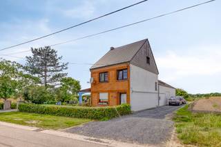 Bent u op zoek naar een eigendom die ruimte, privacy en tal van mogelijkheden combineert? Dan is deze uitzonderlijke woning in het landelijke Oordegem precies wat u zoekt.<br /><br />Gelegen op een perceel van maar liefst 7.101 m², met een straatbreedte van circa 28 meter en een diepte van ongeveer 240 meter, geniet u hier van een zeldzame ligging zonder directe buren aan de linker- of rechterzijde. Het open uitzicht over de omliggende velden zorgt voor een uniek gevoel van rust en vrijheid.<br /><br />De bestaande woning biedt een uitstekende basis voor wie wil renoveren en volledig naar eigen smaak wil inrichten. Een belangrijk pluspunt is dat er geen renovatieverplichting van toepassing is, waardoor u zelf het tempo en de omvang van eventuele werken bepaalt.<br /><br />Dankzij de royale oppervlakte en de indeling biedt deze eigendom bovendien interessante mogelijkheden voor meergezinsbewoning, een kangoeroewoning, een zorgwoning (mits de geldende regelgeving en eventuele vergunningen), of voor wie wonen en werken wil combineren.<br /><br />Troeven<br />- Perceel van 7.101 m²<br />- Straatbreedte van ca. 28 meter<br />- Perceeldiepte van ca. 240 meter<br />- Uitzonderlijk rustige ligging<br />- Geen directe buren links of rechts<br />- Prachtig, blijvend open uitzicht<br />- Mogelijkheid tot renovatie zonder renovatieplicht<br />- Potentieel voor meergezinswoning of zorgwonen (onder voorbehoud van de geldende stedenbouwkundige voorschriften)<br />- Ideaal voor wie houdt van ruimte, natuur en privacy<br /><br />Een eigendom zoals deze komt zelden op de markt. Of u nu droomt van een ruime gezinswoning, een woning voor meerdere generaties of een project met tal van mogelijkheden: deze unieke locatie vormt de perfecte basis.<br /><br />Interesse? Contacteer ons vandaag nog voor meer informatie of een bezoek en ontdek zelf de uitzonderlijke mogelijkheden van deze unieke eigendom in Oordegem.<br /><br />Verbeter de productiviteit van je team