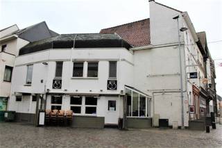 <p><span>De gelijkvloerse verdieping van maar liefst 220m² huist momenteel een danscafé.</span></p><p><span>Op de eerste verdieping bevindt zich een duplex appartement bestaande uit woonkamer met eetplaats, bureauruimte, apart toilet en keuken. Op de tweede verdieping bevinden zich 2 ruime slaapkamers en badkamer met douche, bad en toilet.</span></p><p><span>Verder zijn er op de eerste verdieping nog opslagruimtes (waarvan 1 met koelcel). En toiletten van het danscafé (mannen en vrouwen apart).</span></p><p><span>Verder is er nog een zolderruimte die momenteel dienstdoet als extra opslagplaats.</span></p><p><span>Onroerende voorheffing ten laste van de huurder. Maandelijkse huuropbrengst bedraagt €3100.</span></p><p><span>Voor meer informatie en/of een bezoek, contacteert u Didier van Immo Zone op het nummer 0476/ 73. 17. 99.</span></p><p><span> </span></p>