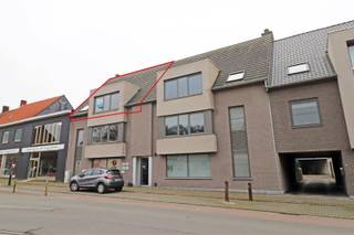 Lichtrijk appartement met 2 slaapkamers nabij centrum Pittem.<br /><br />Het appartement ligt op de tweede verdieping van de kleinschalige residentie De Koopman.<br /><br />We komen het appartement binnen via de lichtrijke leefruimte met aansluitend de open keuken en een wasplaats/berging. Via de nachthal bereik je de 2 slaapkamers, de badkamer en is er toegang tot de zolder. Achteraan bevindt zich een ruim zonneterras met luifel. Ook is er een carport aanwezig met aansluitend een ruime berging.