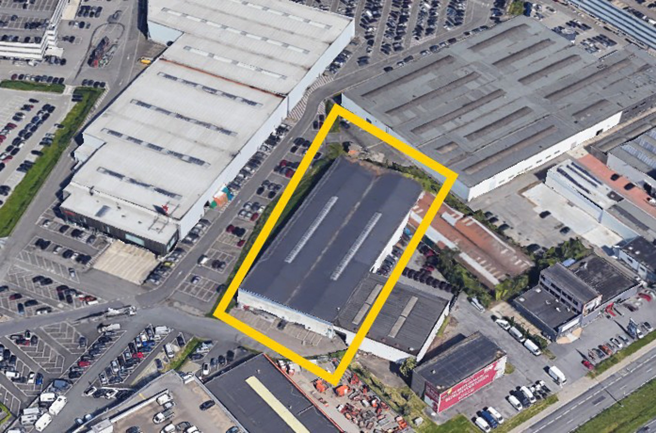 Centraal gelegen magazijn nabij de A12 in Schelle.Magazijn van +/- 3.075m²Per direct beschikbaar.