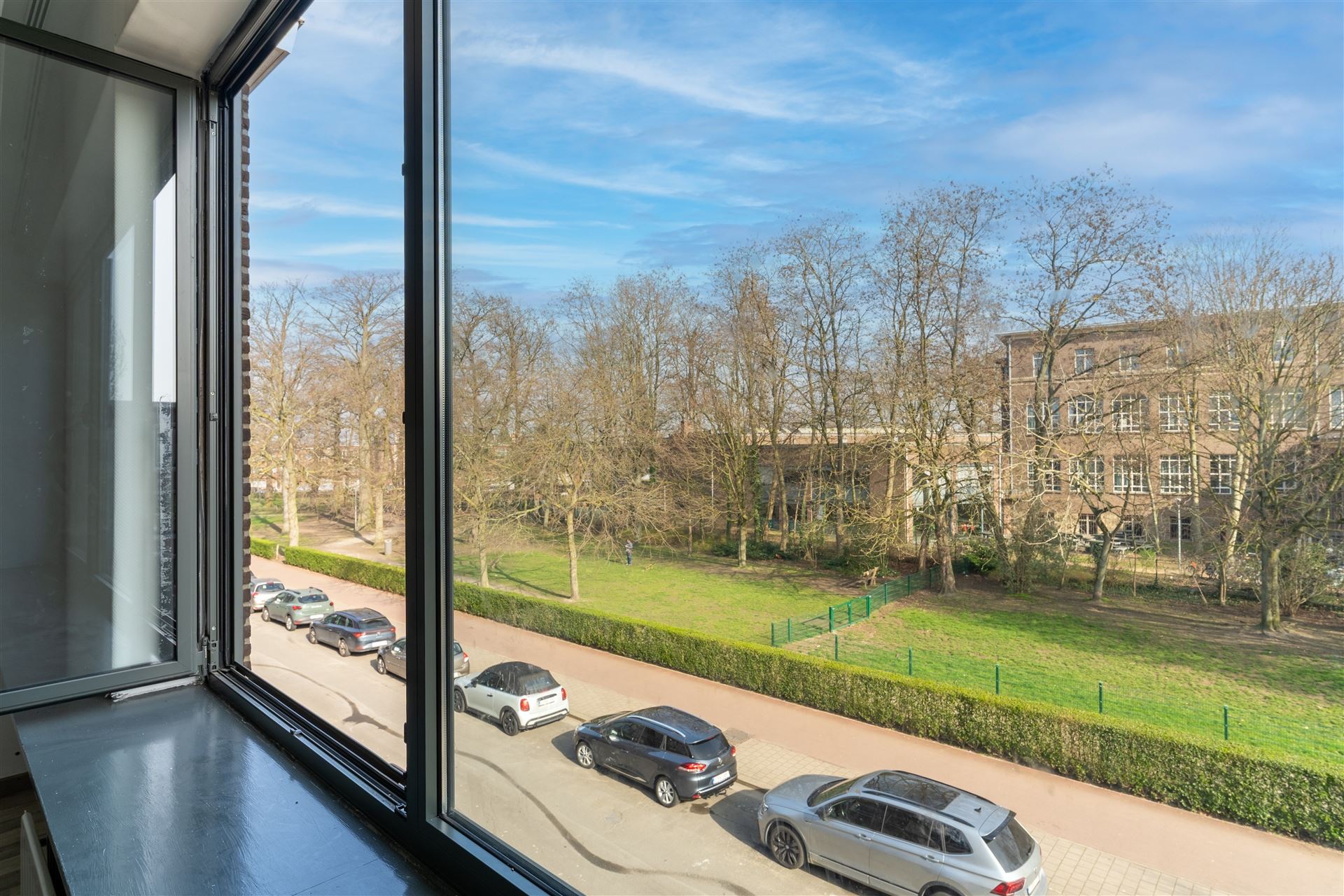Lichtrijk appartement met 2 SLPK in een rustige straat! - foto 2