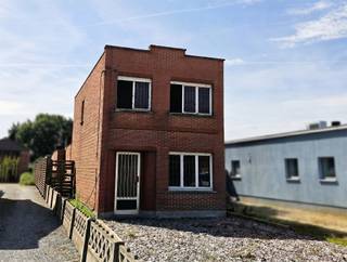 <p><span>Bent u op zoek naar een woning die u volledig naar uw eigen smaak kunt renoveren en inrichten? </span></p><p><span>Dan is deze vrijstaande woning in het landelijke Booischot zeker het ontdekken waard.</span></p><p><span>De woning geniet van een rustige ligging, op fietsafstand van het station van Booischot, op wandelafstand van scholen en nabij het centrum van Heist-op-den-Berg. Ze bevindt zich op een diep, zuidgericht perceel van 581 m², wat tal van mogelijkheden biedt om een aangename tuin en buitenruimte te creëren.</span></p><p><span>Met de nodige renovatiewerken kan deze woning uitgroeien tot uw ideale thuis. </span></p><p><span>Op het gelijkvloers bevinden zich momenteel een zithoek, een eethoek, een keuken, een badkamer, een wasplaats, een technische ruimte en meerdere bergingen. Op de eerste verdieping vindt u twee volwaardige slaapkamers. </span></p><p><span>Dankzij de gunstige ligging, het ruime perceel en de vele mogelijkheden vormt deze woning een uitstekende basis voor wie op zoek is naar een renovatieproject met potentieel.</span></p><p><span> </span></p><p><span>Contacteer Dupont Vastgoed voor meer inlichtingen of een bezoek ter plaatse op 015 15 15 15.</span></p><p><span> </span></p>