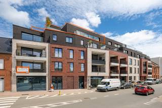 Met een mooie oppervlakte van 110m², 2 slaapkamers en 2 terrassen gelegen op de 4e verdieping van nieuwbouwresidentie Sir James op de kop van de Meerlaan vlakbij de Hoogstraat is dit energiezuinig dakappartement EEN UNICUM ! Comfort dankzij vloerverwarming met geothermische warmtepomp, 10 zonnepanelen, ingebouwde zonnescreens, muggenramen, triple beglazing, domotica Niko Homecontrole, 2x autostaanplaatsen binnen, ..... Afwerking van vloer of parket, keuken en badkamer op uw maat ! Bezoeken ? Bel Sven 0495 20 59 99