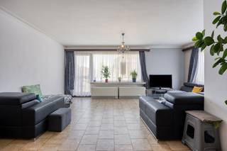 Ruim en lichtrijk appartement met 2 slaapkamers en terras te koop in een rustige buurt dichtbij de op- en afrit van de E17 in Burcht.Het...