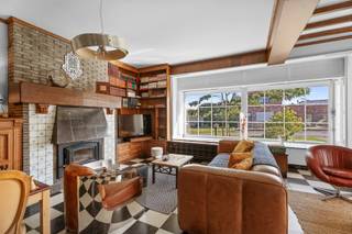 <p>In een rustige, doodlopende straat op wandelafstand van het centrum van Ronse, ontdek je deze charmante woning vol karakter en authenticiteit. Vanaf het eerste moment word je verwelkomd door een mooie voortuin en de elegante gevel die meteen de toon zet. Voor de woning is er voldoende parkeergelegenheid en via de oprit bereik je de aparte garage.</p>
<p>Binnenin wacht je een inkomhal met authentieke vloeren en een prachtige houten trap die meteen indruk maakt. De lichtrijke leefruimte ademt gezelligheid uit en sluit naadloos aan bij de eetkamer. De ruime keuken vormt het hart van de woning en sluit mooi aan bij de tuin, waardoor koken en samenkomen hier extra gezellig worden. Verder zijn er op het gelijkvloers een grote berging/wasplaats, een apart toilet en een badkamer met ligbad en lavabo. De kelder zorgt voor extra opslagruimte.</p>
<p>Op de verdieping vind je drie ruime slaapkamers en een extra kamer die perfect kan dienen als dressing, bureau of hobbyruimte. Achteraan geniet je van een zonnige tuin met veel privacy, ideaal voor gezellige avonden of speelruimte voor kinderen.</p>
<p>Deze woning combineert ruimte, lichtinval en authenticiteit met een topligging. Een pareltje met ongelooflijk veel charme waar je meteen het warme thuisgevoel ervaart!</p>
<p>📞 Plan vandaag nog je bezoek in en ontdek zelf de troeven van dit huis. Contacteer Chiara voor meer info of een afspraak.</p>