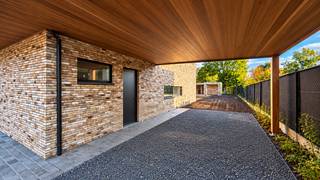 <p>Exclusieve nieuwbouwvilla met zwembad en poolhouse in het groene hart van Bolderberg!</p>
<p><span>In een rustige doodlopende straat in het gegeerde Bolderberg te Heusden-Zolder bevindt zich deze uitzonderlijke nieuwbouwvilla met een bewoonbare oppervlakte van 333 m² op een perceel van bijna 12 are. Op wandelafstand van het prachtige Domein Bovy, vlakbij Circuit Zolder, aan de rand van Hasselt en met een vlotte verbinding naar de autosnelweg, woont u hier in alle rust op een bijzonder gegeerde locatie.</span></p>
<p><span>Deze woning werd gerealiseerd als volwaardige passiefwoning met een E-peil onder 0 en combineert een tijdloze architectuur met moderne technieken en een bijzonder hoog wooncomfort. Dankzij de 35 zonnepanelen, de aluminium ramen en de doorgedreven isolatie geniet u van een uiterst energiezuinige woning. De vloerverwarming in de volledige woning, samen met de vijf slimme LG-airco-units voor koeling en verwarming, zorgt het hele jaar door voor een aangenaam binnenklimaat.</span></p>
<p><span>Vanaf het eerste moment maakt deze villa indruk. U wordt verwelkomd via een stijlvolle pivotdeur die uitgeeft op een ruime inkomhal met een uitzonderlijk brede gang die visueel doorloopt tot achteraan de woning. Dit zorgt voor een mooi zicht doorheen het huis en versterkt het gevoel van ruimte en licht. Aan de linkerzijde bevindt zich een technische ruimte die ook mogelijkheden biedt voor een bureauruimte, ideaal voor wie regelmatig van thuis uit werkt. Rechts vindt u de vestiaire en het gastentoilet. Via een praktische zijdeur bereikt u rechtstreeks de keukenruimte.</span></p>
<p><span>De ruime, lichtrijke leefruimte staat in directe verbinding met de tuin en het zwembad. Grote raampartijen zorgen voor een overvloed aan natuurlijk licht en bieden een prachtig zicht op de buitenruimte. Het ruime terras sluit mooi aan op de woning en vormt samen met de tuin en het zwembad de ideale plek om te ontspannen, gasten te ontvangen en volop te genieten van zonnige dagen.</span></p>
<p><span>De woning biedt u bovendien de mogelijkheid om de laatste interieurafwerkingen volledig naar eigen smaak te kiezen. De keukeninrichting en binnendeuren zijn niet inbegrepen in de prijs. Ook de vloerafwerking in de woonkamer en de slaapkamers is nog vrij te kiezen, net zoals de verdere afwerking van de trap. Zo kunt u zelf de materialen, kleuren en stijl bepalen die het best bij uw persoonlijke smaak passen.</span></p>
<p><span>Op de verdieping bevinden zich vier ruime slaapkamers en twee badkamers. De masterbedroom beschikt over een eigen dressing en een aparte privébadkamer. Aan de andere zijde van de verdieping vindt u nog drie volwaardige slaapkamers en een tweede badkamer. Daarnaast is er een polyvalente ruimte die dankzij de vide een open zicht biedt naar beneden en doorheen de woning richting het zwembad. Dit zorgt voor extra lichtinval en een bijzonder ruimtelijk gevoel.</span></p>
<p><span>De buitenaanleg heeft ondertussen een mooie vooruitgang gekend. De carport met hoogwaardige afwerking in afrormosia is volledig gerealiseerd en sluit perfect aan bij de architectuur van de woning. Ook de kasseien aan de voorzijde en rondom de woning zijn aangelegd, de kiezelverharding is voorzien en de tuin is aangelegd en ingezaaid met gazon. De terrastegels en de verdere afwerking rondom het zwembad worden binnenkort nog uitgevoerd door de bouwheer. Zo wordt ook de buitenruimte verder afgewerkt tot een mooi en harmonieus geheel.</span></p>
<p>Pluspunten:<br />- Mogelijkheid tot aankoop aan 2% registratierechten;<br />- Met zwembad, poolhouse en carport;<br />- Bewoonbare opp. van 333m²;<br />- Grondopp. van bijna 12are;<br />- 4 slaapkamers en 2 badkamers;<br />- Carport in afrormosia afwerking!<br />- Tuin aangelegd, gazon ingezaaid evenals verharding!<br />- 35 zonnepanelen, 5 airco's, domotica!<br />- Aanleg terras en rondom zwembad inbegrepen!<br />- Overal vloerverwarming;<br />- Geen BTW van toepassing; verkoop onder registratierechten!</p>