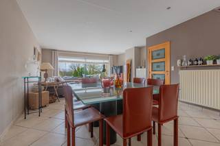 BEZOEKDAG ZATERDAG 4/4/26 VAN 10U TOT 12U (enkel op afspraak!)<br /><br />DENDERHOUTEM - Deze goed onderhouden bel- etage is gelegen in het landelijke Denderhoutem, een deelgemeente van Haaltert, op een centrale ligging. <br />Scholen, winkels, centrum, openbaar vervoer en belangrijke invalswegen zijn allen nabij. <br /><br />De woning beschikt op het gelijkvloers over een ruime garage en een apart gastentoilet.<br />Op de eerste verdieping vindt u een lichtrijke woonkamer met toegang naar het terras en zicht op de tuin en een praktische keuken met voldoende plaats voor een eethoek.<br />De tweede verdieping omvat naast de nachthal drie volwaardige slaapkamers, een badkamer en een apart toilet. Daarnaast is er nog een opbergzolder, ideaal voor extra stockageruimte.<br />Buiten geniet u van een aangename afgesloten tuin. <br /><br />Troeven: gunstig epc, dubbele beglazing, stevige betonnen constructie, centrale ligging,....<br /><br />Kortom; Bent u op zoek naar een aangename gezinswoning met veel opbergruimte, 3 slaapkamers en een tuin op een zeer goede locatie? <br />Aarzel dan niet en maak uw afspraak!<br />info of bezoek: 053/60.65.60<br /><br />De vermelde prijs is een richtprijs. Na ontvangst van de biedingen zal de verkoper beslissen of hij/zij de eigendom verkoopt aan het beste bod. De richtprijs is aldus niet bindend voor de verkoper.