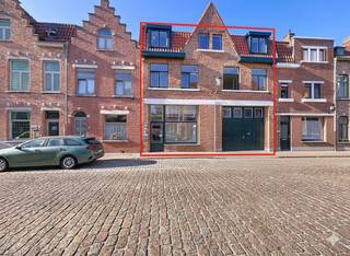 Appartement duplex entièrement rénové à louer à Bruges, près du centre-ville. De plus, en tant que première occupation après rénovation, il offre une occasion unique de prendre un nouveau départ. Cette propriété est idéale pour les projets de cohabitation et les familles.L'appartement s'étend sur les premier et deuxième étages et est fini avec des matériaux de haute qualité, notamment des armoires encastrées et un escalier en bois. Au premier étage, vous trouverez un studio avec salle de bains et toilettes séparées, une cuisine avec un espace de vie spacieux, un débarras avec connexions pour le lave-linge et le sèche-linge et une terrasse orientée au sud avec vue sur les tours historiques de Bruges.Le deuxième étage comprend deux chambres, une salle de bain, des toilettes séparées et un deuxième studio avec salle de bain et toilettes privatives. L'appartement a été entièrement rénové sur le plan énergétique et allie confort et consommation d'énergie favorable.Disposition :- Globale. Hall d'entrée - 1°V. : Hall (8 m²) - Chambre studio au rez-de-chaussée (13 m²) - Salle de bain du studio au rez-de-chaussée (6 m²) - WC - Cuisine ouverte (10 m²) - Salon (30 m²) - Débarras (6 m²) - Terrasse (21 m²) - WC séparé- 2°V. : Chambre 1 (15 m²) - Chambre 2 (15 m²) - Toilettes séparées - Salle de bain (5 m²) - Chambre studio à l'étage (15 m²) - Salle de bain studio à l'étage (7 m²) - WC séparéGénéral- prix de location : 1.950 €/moisLe moyen le plus rapide pour visiter cette propriété ? Demandez votre visite via le bouton rose de notre site Web (www.dewaele.com) et vous serez contacté par l'un de nos experts en location.