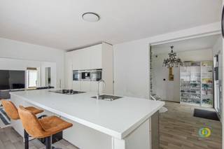 <p><span>Cette maison de caractère représente une opportunité unique pour ceux qui recherchent un projet de rénovation offrant de nombreuses possibilités. Située dans un cadre calme et verdoyant, elle vous permettra de profiter d’une qualité de vie agréable, tandis que l’accès aisé à l’A12, à Anvers, à Bruxelles et aux centres de Breendonk et de Puurs-Sint-Amands garantit une excellente accessibilité. La maison est implantée sur un terrain de pas moins de 1 147 m² et dispose d’une extension déjà autorisée. Cela permet de transformer la maison existante en une maison familiale contemporaine et lumineuse, dotée d’un espace de vie ouvert, d’une cuisine moderne, de trois chambres à part entière et d’un bureau, idéale pour ceux qui souhaitent vivre confortablement ou qui travaillent régulièrement à domicile. L’espace extérieur constitue également un atout majeur. À l’avant, il y a suffisamment de place pour aménager une large allée avec plusieurs places de stationnement. À l’arrière s’étend un vaste jardin où vous pourrez profiter en toute tranquillité de l’intimité, de la verdure et d’une vue dégagée. Cette propriété offre tout ce qu’il faut pour concrétiser votre projet immobilier : un emplacement idéal, un grand terrain et un projet d’extension autorisé qui vous permettra de créer une maison familiale spacieuse et moderne dans un cadre verdoyant.</span></p><p><span> </span></p>