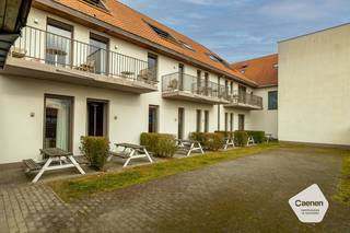 Studio met slaaphoek te koop als 2e verblijf / investering in erfpacht constructie.<br />Modern en zeer goed onderhouden appartement;<br />Volledig gemeubeld;<br />Slaaphoek;<br />Airco;<br />Beheerd door Holiday Suites, verhuren zonder zorgen!<br />(mogelijkheid tot stopzetten samenwerking met uitbater onder voorwaarden)<br />Op wandelafstand van zee(dijk) en duinen;<br />Vlak bij openbaar vervoer;<br />Aangepast voor mindervaliden;<br />Speelplein voor de kleinsten;<br />Lift, televisie en wifi.<br />Onbezorgd op vakantie!