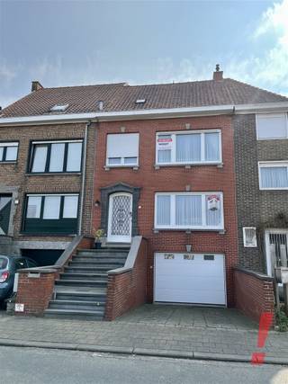 Gezellige stadswoning met garage en tuin. Deze woning omvat een inkomhal, dubbele beglaasde deur naar de woonkamer met eet-en zithoek, veranda...