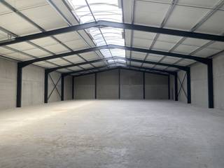 Nieuwbouw bedrijfsgebouw te huur op een vlot bereikbare ligging te Roeselare/Rumbeke. Bestaande uit:> loods of werkplaats van ca. 738m²>...