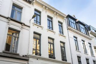 <p><strong>Lichtrijk, trendy appartement in gerenoveerd herenhuis</strong><br /><br />Gelegen aan de voet van de Koninklijke Academie voor Schone Kunsten van Antwerpen en vlakbij de gezellige winkelstraten treffen we dit exclusief renovatieproject met lift.<br /><br />Deze charmewoning met hoge plafonds is volledig gerenoveerd met kwalitieve materialen en bestaat uit 4 appartementen.<br /><br />Het appartement is gelegen op de 1ste verdieping en heeft een bewoonbare oppervlakte van ca. 125m2.<br /><br />Dankzij de grote raampartijen kan u genieten van ongelooflijk veel lichtinval doorheen het ganse appartement.<br /><br />De keuken is voorzien van kwalitatieve toestellen van het merk Siemens met aansluitend een praktische berging, hier treffen we de CV condesatieketel en is er ruimte voor het plaatsen van een wasmachine/droogkast.<br /><br />In de nachthal is er een gastentoilet met handenwasser.<br /><br />De master bedroom heeft een ensuite badkamer met een ruime inloopdouche en maakt plaats voor een ingemaakte kastenwand. <br />De tweede slaapkamer heeft het ultieme comfort van een extra ruime badkamer met een dubbele wastafel, ligbad en een toilet.<br /><br />Troeven:<br />- Instapklaar en gerenoveerd (2020) met degelijke materialen;<br />- Nieuwe digitale individuele meters voor gas, water en electra;<br />- Er is een kelderberging mee inbegrepen in de verkoopprijs;<br />- Verkoop onder registratierechten.<br /><br />Contacteer LISTED vandaag voor een plaatsbezoek: +32 3 283 51 51.</p>