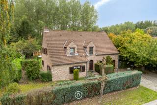 Located in the Domaine de Bouchout, this villa to refresh is set on a plot of 12.2 ares. The property enjoys a quiet setting and is adjacent to woodland. It also features an integrated garage, a driveway, a pleasant south-west facing terrace and a swimming pool in the garden.<br />The house opens onto a spacious entrance hall with cloakroom and guest toilet. The bright living area forms the heart of the home and offers open views of the garden. The fitted kitchen adjoins the living space, as well as a separate office that can be integrated into the living area to create a larger and more open layout.<br />On the first floor, there are five full-sized bedrooms, complemented by a bathroom and a separate shower room, providing comfort and flexibility for the entire family.