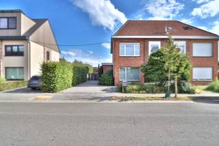<p><span>Bent u op zoek naar een instapklare gezinswoning waar u zich meteen thuis voelt? Dan is deze verzorgde woning, gelegen in een rustige woonwijk nabij het Molenbeekpark in Melsele, zeker een bezoek waard. Dankzij de talrijke vernieuwingen die de woning doorheen de jaren onderging, geniet u hier van hedendaags wooncomfort zonder ingrijpende werken. De woning werd steeds met zorg onderhouden en is ideaal voor gezinnen, starters of iedereen die op zoek is naar een comfortabele, onmiddellijk bewoonbare thuis.<br /><br /></span><span>Via de inkomhal betreedt u de woning. Op het <strong>gelijkvloers </strong>bevindt zich een ruime gezellige leefruimte die naadloos aansluit op de moderne open keuken. Deze is uitgerust met kwalitatieve toestellen, ruime werkvlakken en heel wat opbergruimte. Dankzij de directe verbinding met het open en overdekte terras en de onderhoudsvriendelijke tuin vormt de keuken het hart van de woning, een aangename plek om samen te koken, te tafelen en te genieten.<br /><br /></span><span>Aansluitend bevindt zich een praktische wasberging. Verder beschikt het gelijkvloers over een apart gastentoilet, een extra technische berging met de cv-ketel en een kleine, droge spender, ideaal als voorraadruimte.<br /><br /></span><span>Op de <strong>eerste verdieping</strong> vindt u drie volwaardige slaapkamers en een verzorgde badkamer, uitgerust met een douche, lavabo en toilet.<br /><br /></span><span>De ruime <strong>zolderverdieping </strong>is bereikbaar via een vaste trap en werd reeds voorzien van verwarming. Deze veelzijdige ruimte biedt tal van mogelijkheden en kan perfect ingericht worden als één of twee extra slaapkamers, een bureau, hobbyruimte of speelkamer.<br /><br /></span><span>Ook buiten is het aangenaam vertoeven. Het ruime open én overdekte terras laat u in elk seizoen genieten van het buitenleven, terwijl de onderhoudsvriendelijke tuin een rustige plek biedt om te ontspannen. De ruime tuinberging met elektriciteit biedt bovendien voldoende plaats voor fietsen, tuinmateriaal of een handige werkruimte.<br /><br /></span><span>Kortom, deze instapklare woning combineert comfort, functionaliteit en uitbreidingsmogelijkheden op een gegeerde, rustige ligging nabij het Molenbeekpark in Melsele. Een uitstekende opportuniteit voor wie zonder zorgen wil verhuizen naar een verzorgde gezinswoning met extra potentieel.<br /><br /></span><span>Graag laten we u deze woning persoonlijk ontdekken. Neem gerust contact met ons op voor bijkomende informatie of een bezoek via verkoop@homevast.be </span><span>of tel. 03 344 77 44.</span></p>