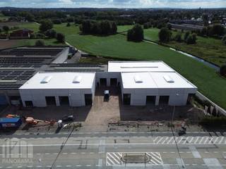Op een strategisch gelegen bedrijfssite aan de Gentseweg (N43) te Waregem, een belangrijke commerciële verbindingsweg met een uitstekende zichtbaarheid, worden 6 moderne KMO-units gerealiseerd.<br /><br />De unit beschikt over opslag-/bedrijfsruimte met oppervlakte van +/- 500 m², telkens in combinatie met een inpandig kantoor/showroom van +/- 130 m² met glaspartij.<br />De units zijn ontworpen voor ondernemers die op zoek zijn naar een kwalitatieve en goed bereikbare bedrijfsruimte, waarbij magazijn-/atelier-/opslagruimte wordt gecombineerd met een praktisch inpandig kantoor of showroom en afzonderlijk toilet. Dankzij deze combinatie zijn de units geschikt voor diverse professionele activiteiten.<br /><br />De site geniet een commerciële ligging aan de Gentseweg, met een goede zichtbaarheid en een vlotte verbinding naar het centrum van Waregem en de omliggende gemeenten. Bovendien bevindt het project zich nabij de E17, met op- en afrit Waregem, wat zorgt voor een uitstekende bereikbaarheid richting Gent, Kortrijk.<br /><br />Contacteer PANORAMA B2B voor bijkomende technische inlichtingen, plannen of een vrijblijvend plaatsbezoek op het nummer 0460 97 66 66.