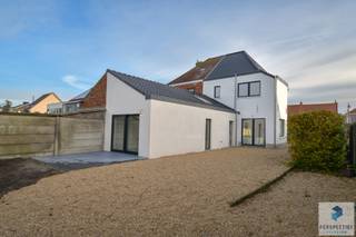 Gerenoveerde, ruime hedendaagse woning met grote tuin op toplocatieAALTER – Richtprijs: €450.000Deze stijlvol gerenoveerde en kwalitatief afgewerkte...