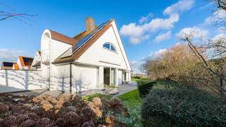 In een van de meest gegeerde en rustige residentiële wijken van Knokke-Heist bevindt zich deze recente villa, een uitzonderlijke woning waar...