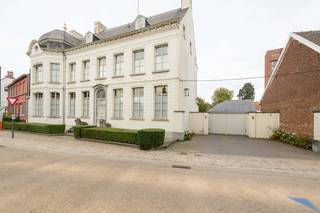 In het landelijke Aarsele, op de grens met Oost-Vlaanderen kunt u dit uniek pand terugvinden.Het herenhuis die de naam 'Leeuwenhuis' draagt...